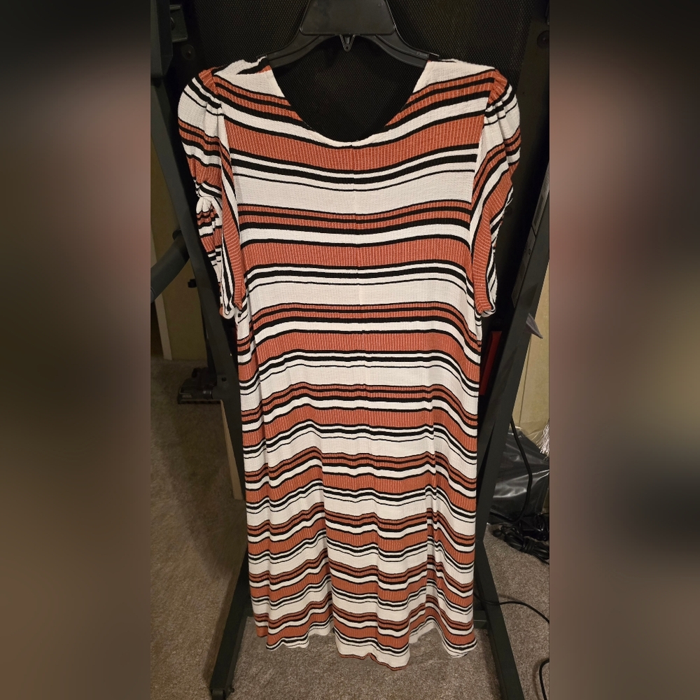 Striped Short Sleeve Dress - Picture 3 of 4